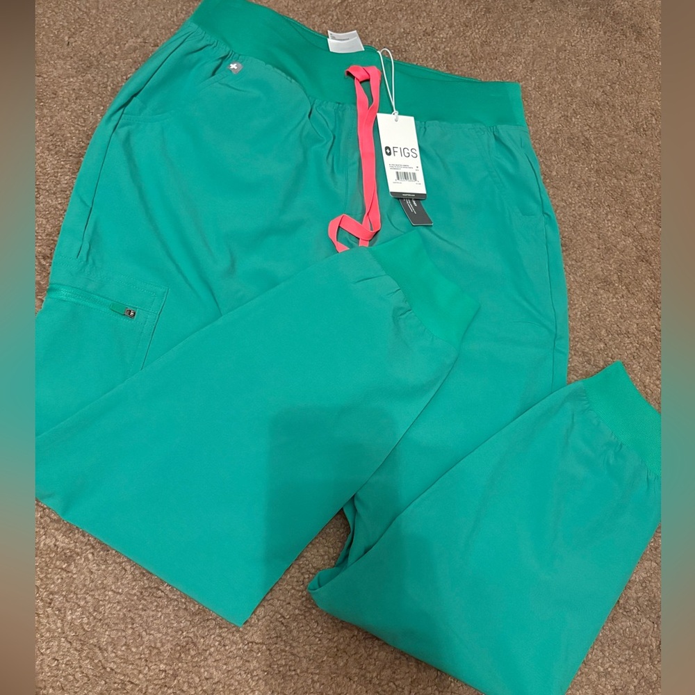 W HIGH WAISTED ZAMORA
FIONLITE PETITE SCRUB PANTS
W22SW2021P SIZE: MEDIUM